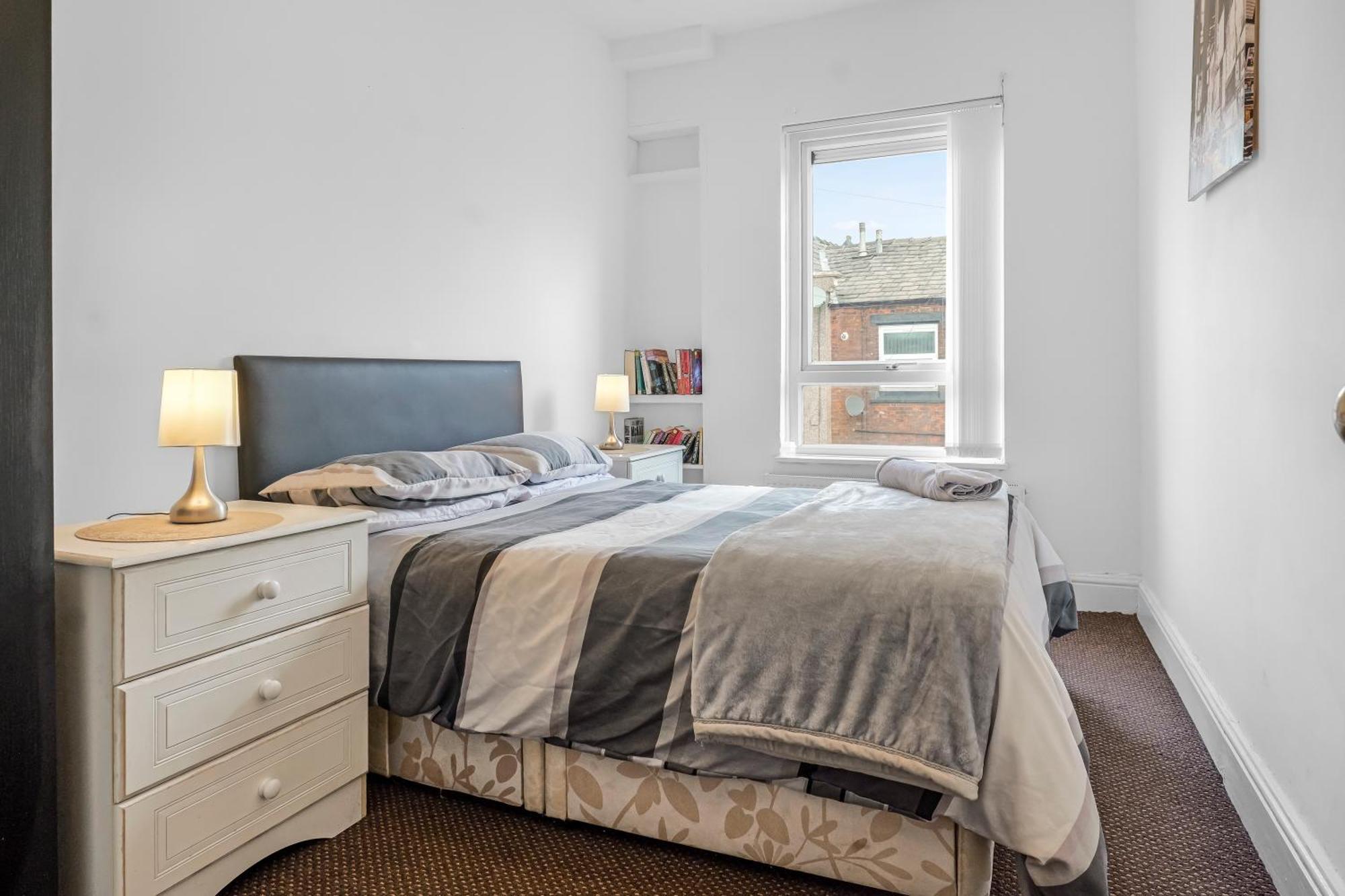 Rochdale 3 Bedroom House 2 Bath With Free Parking Sleeps 7 Esterno foto