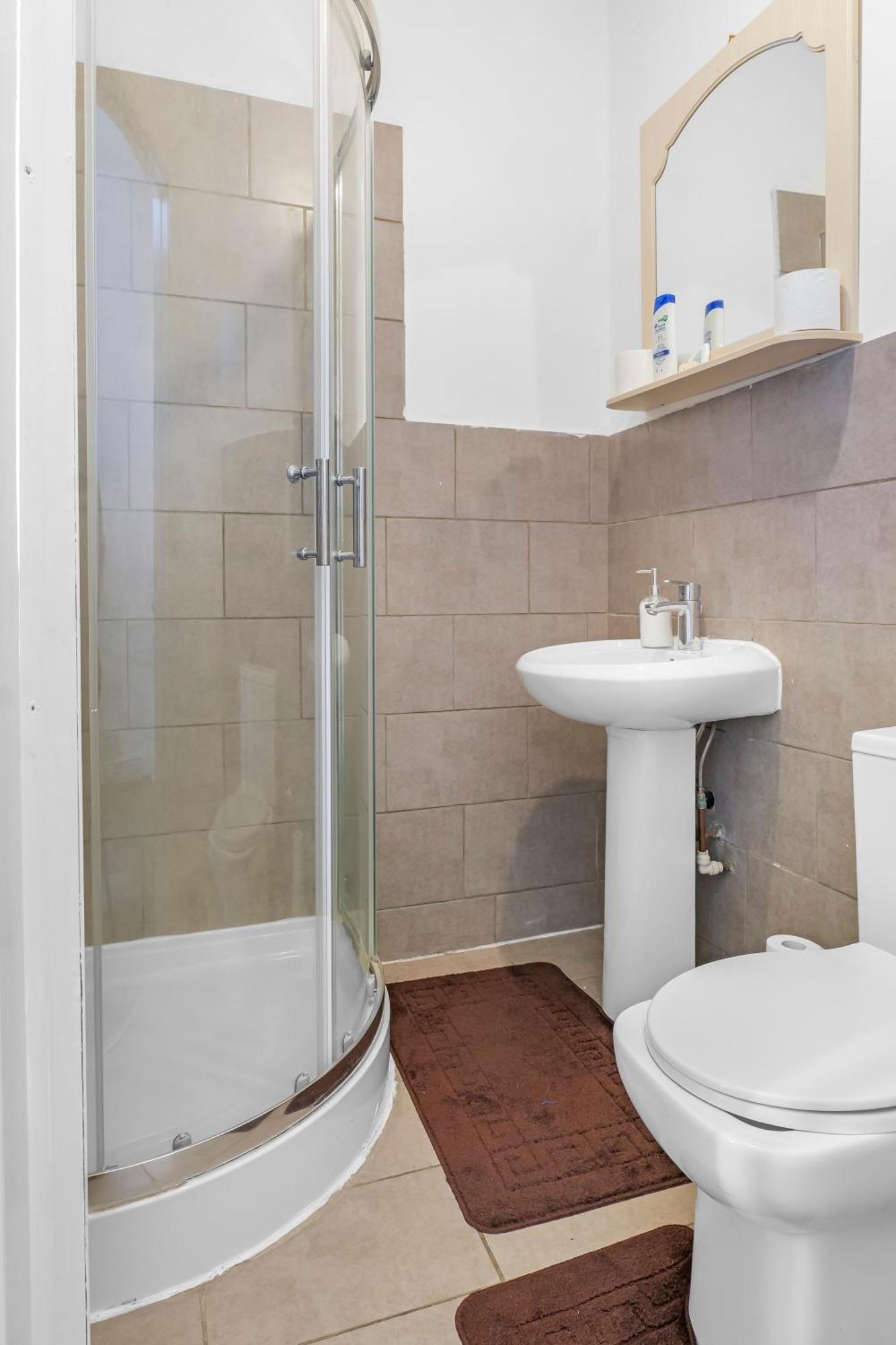 Rochdale 3 Bedroom House 2 Bath With Free Parking Sleeps 7 Esterno foto
