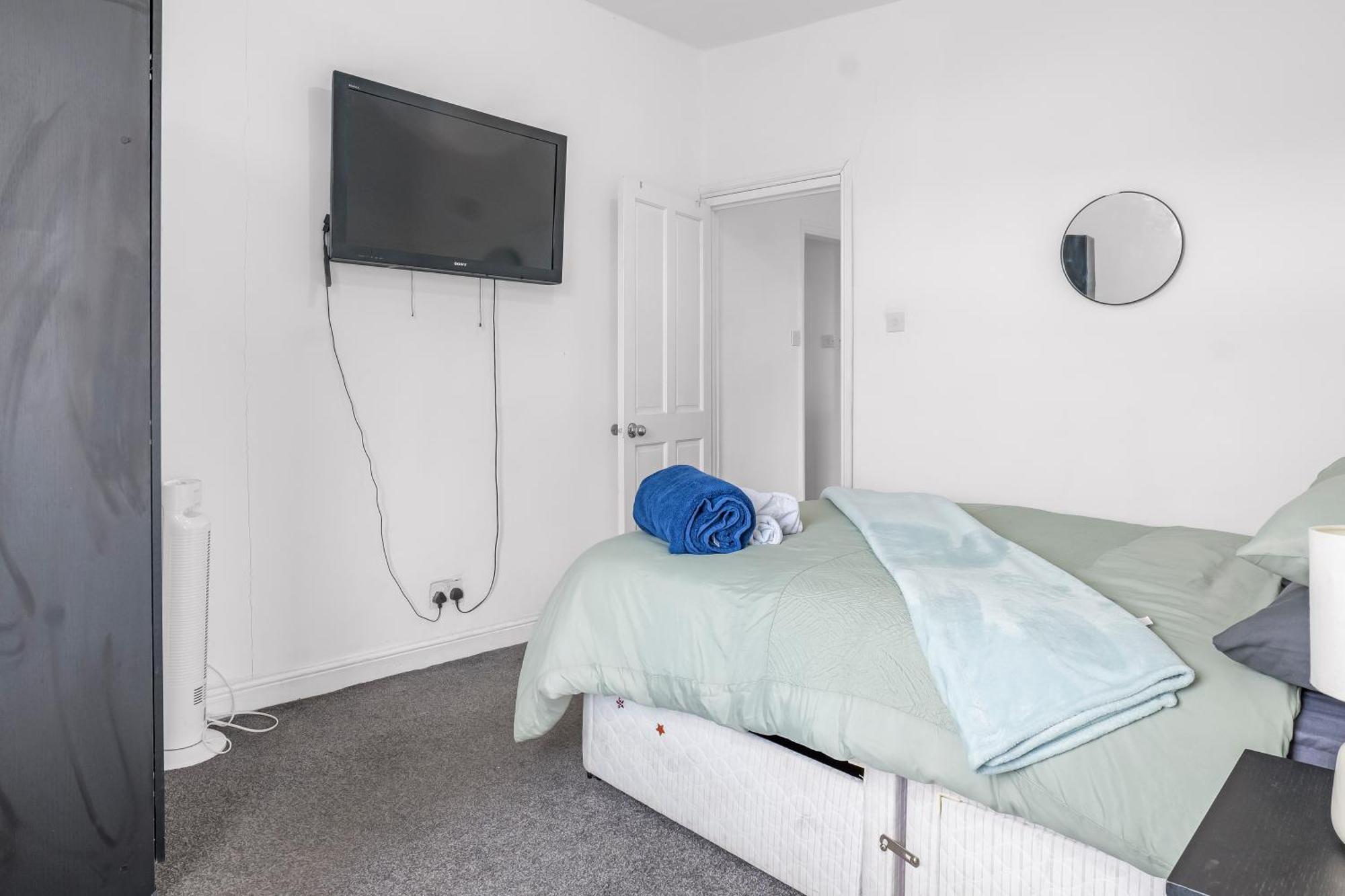 Rochdale 3 Bedroom House 2 Bath With Free Parking Sleeps 7 Esterno foto