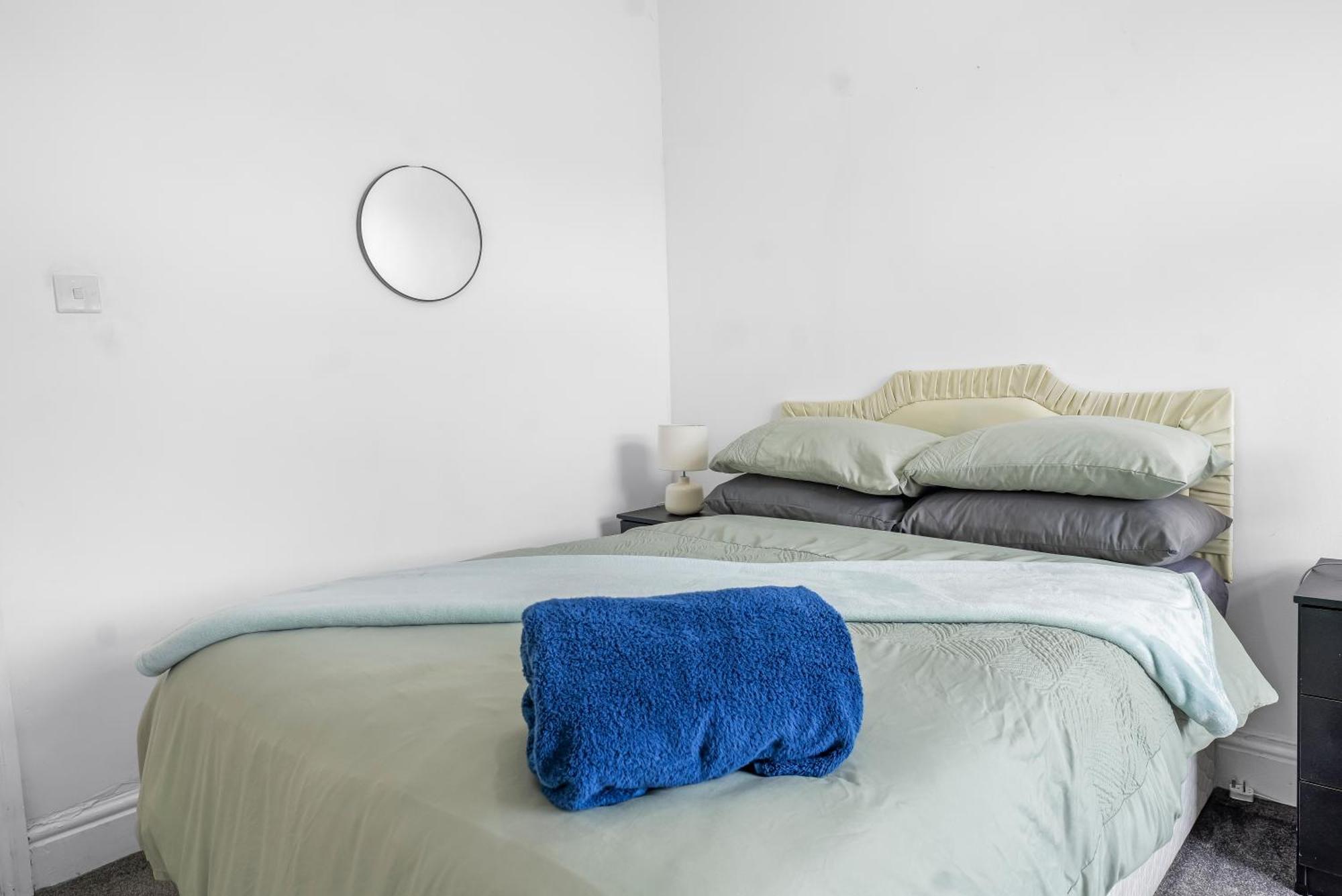 Rochdale 3 Bedroom House 2 Bath With Free Parking Sleeps 7 Esterno foto