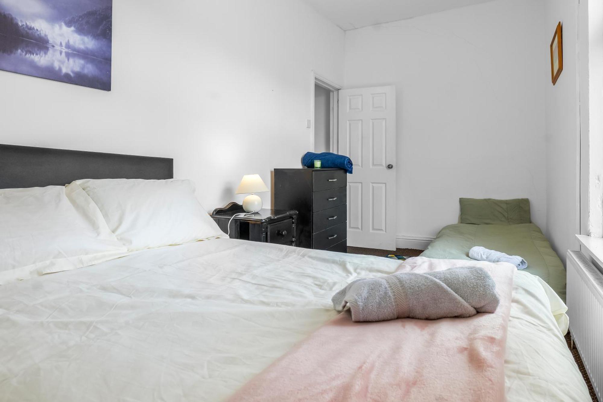 Rochdale 3 Bedroom House 2 Bath With Free Parking Sleeps 7 Esterno foto