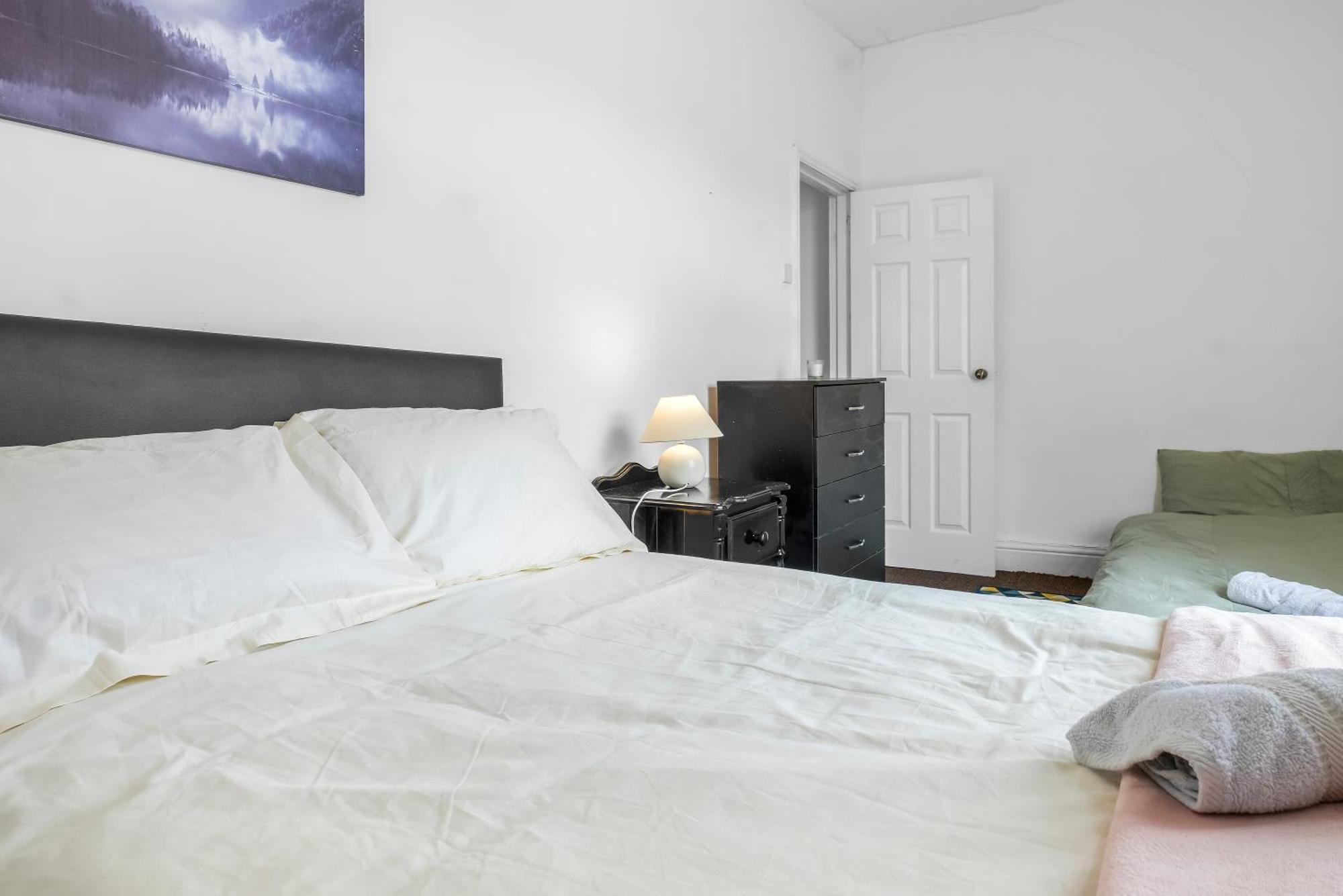 Rochdale 3 Bedroom House 2 Bath With Free Parking Sleeps 7 Esterno foto